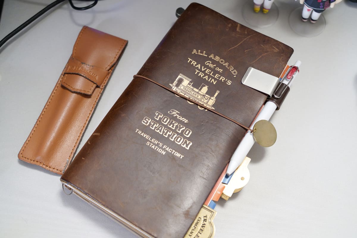 トラベラーズノート レギュラーサイズ。東京駅限定のSTATION EDITION。確か東京駅のトラベラーズファクトリーがオープンしてすぐくらいに買ったはず…… 9年くらい経ってる