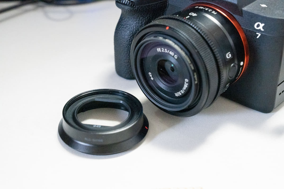 正直購入時も最大のネックだったのがこの特殊な形状のフード。ちょっと邪魔なんですよねぇ