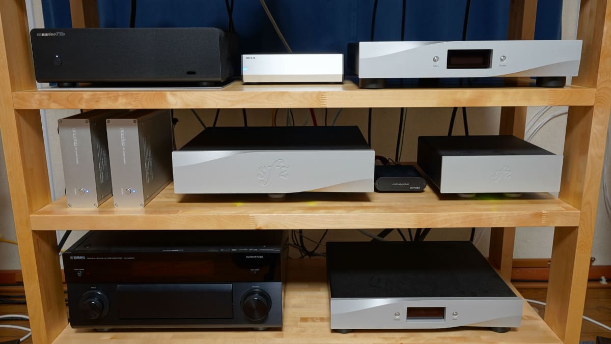 左下のAVプリアンプ「CX-A5200」を除くすべての機器がネットワークオーディオ関係。箱が増えすぎたがいかんともしがたい