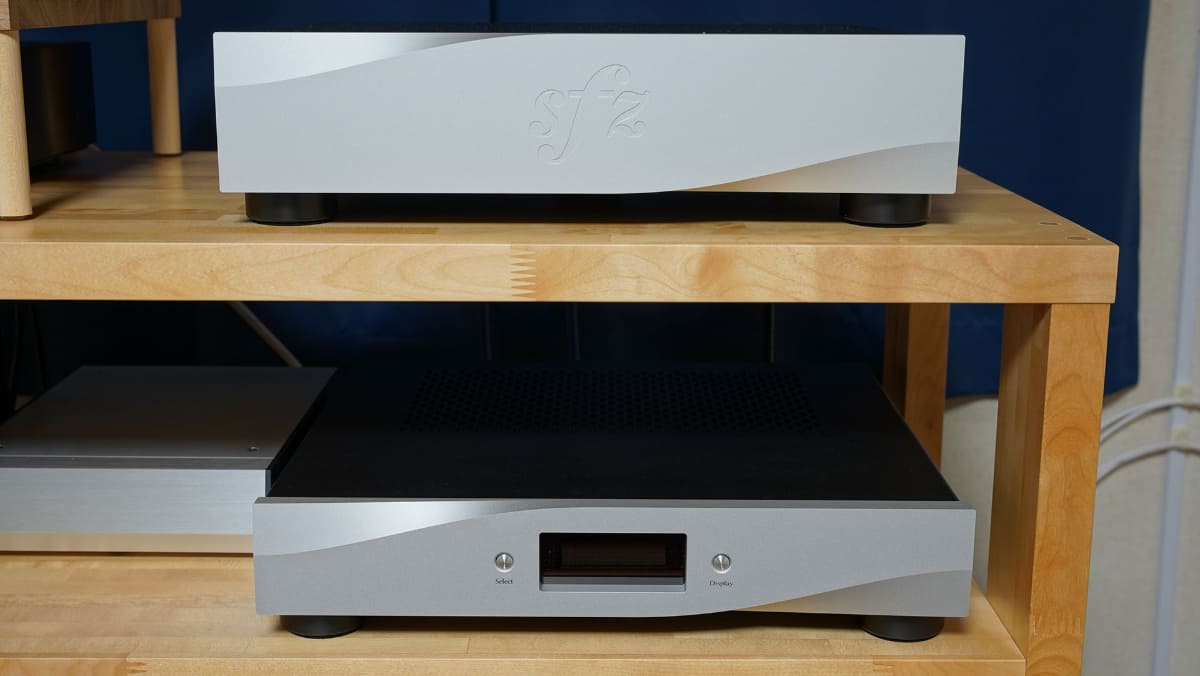 DSC-Doradoと比較試聴中のDSP-Columba。DAC部と電源部で二筐体だったDSC-Doradoと異なり、本機はトランスポート部とDAC部の二筐体(それぞれ電源内蔵)