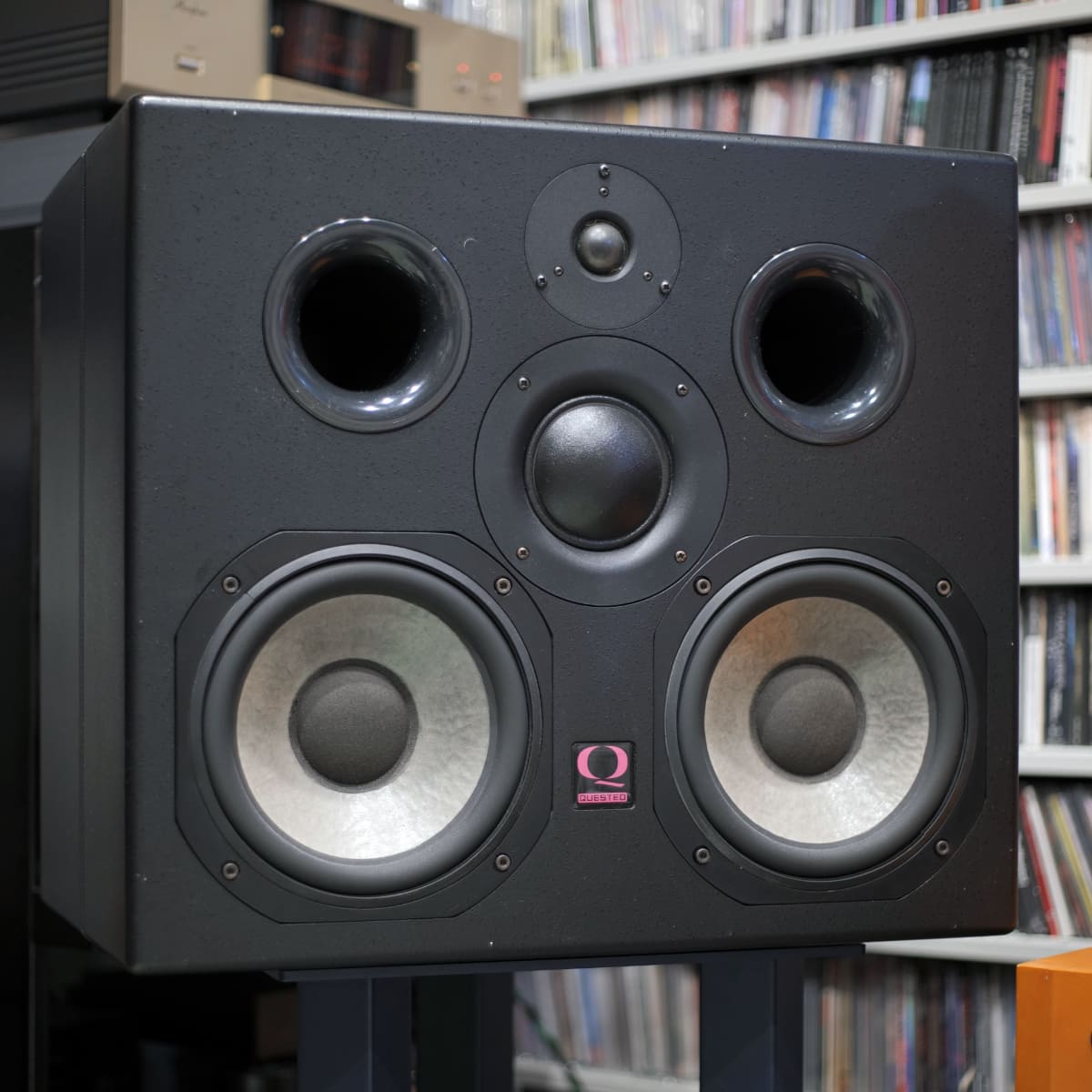 ジマーが作曲時に使用しているスピーカーは、クエステッドのスタジオモニター。もちろん、マイスピーカーもクエステッド。音はもちろん、無骨なフォルムもサイコー