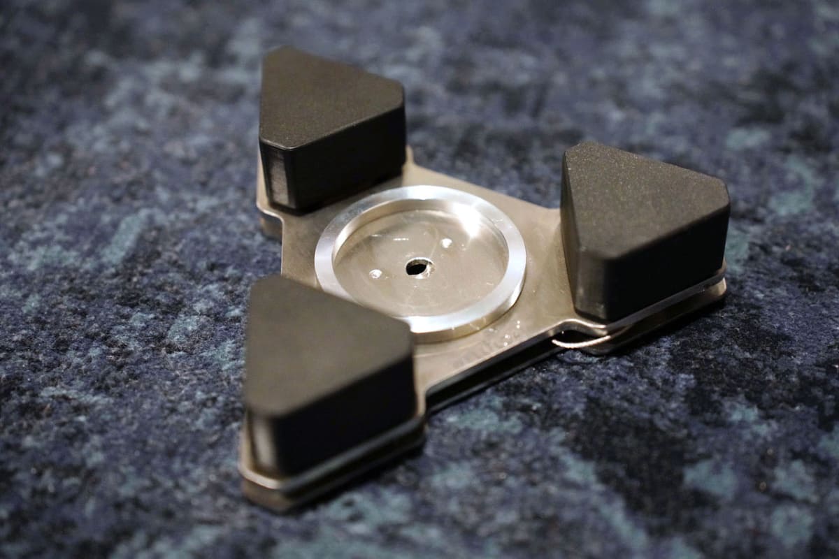 チェロ・コントラバス用「ウェルデルタ(WELLDELTA)」。価格は1個36,300円。黒い三角のカバー内にメカを内蔵している