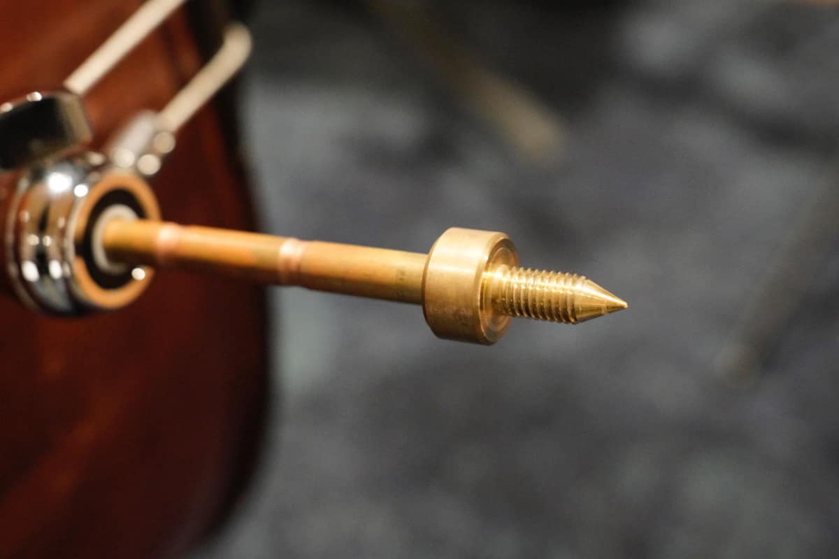 コントラバスのエンドピン。写真はゴム脚を外した状態のもの