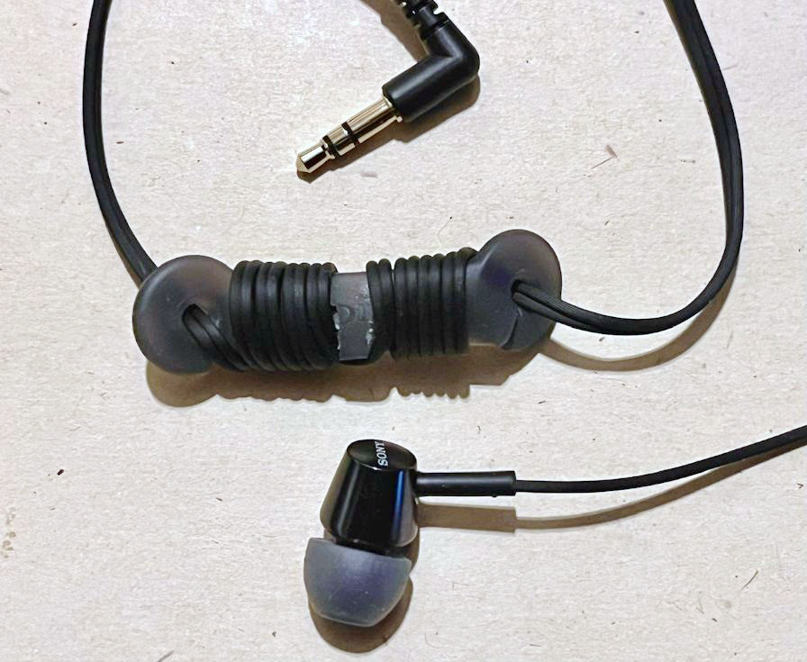 反転巻きによる無誘導巻きの例。右側は反時計回り、中央の突起部分を境にして時計回りとしてある。それぞれの巻き回数は同じにするのが望ましい