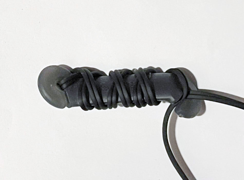 反転たすきがけ式の無誘導巻きの例。間隔を設けて巻き、終端から逆方向に巻き返し、最初の巻き線と交叉させる。手間がかかるし効果は単純反転巻きの方がよかった