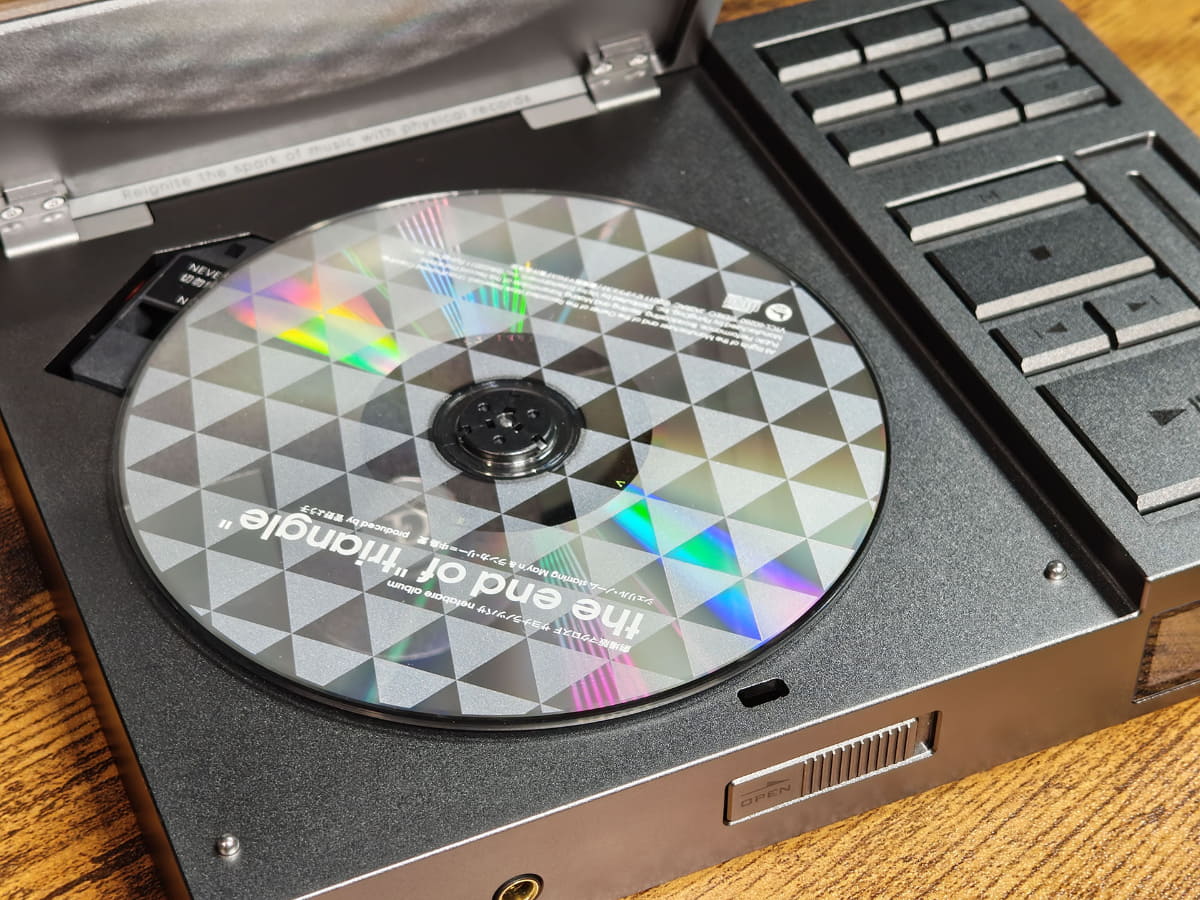 CDドライブのオープンはただロック機が解除されるだけ。昔の製品みたいにバネ付き(ゆっくり上がってくるタイプ)だったらなおよかった