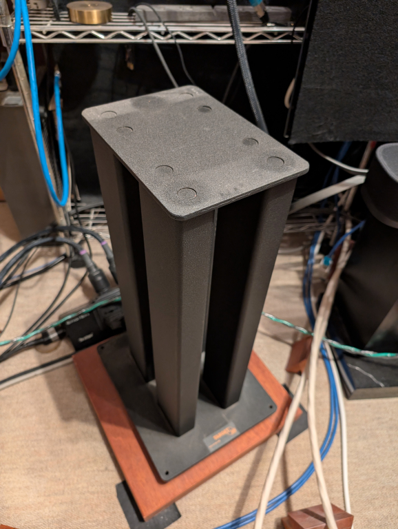 TARGET AUDIO「R1」。金属の塊で出来ていて、重さはなんと26kg