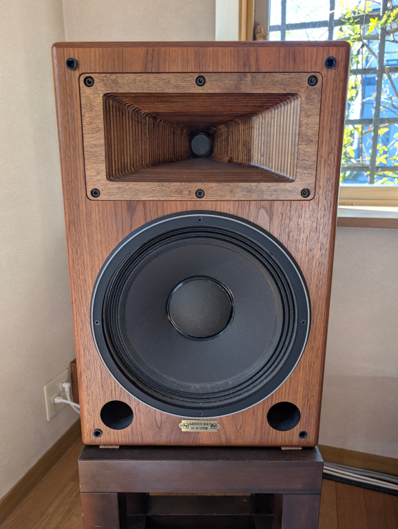 積層材によるCDホーンが特徴の「ARISTOCRAT 12'N/DYM」。言わずと知れた米国ブランドだが、本機はスイスでアッセンブルされている