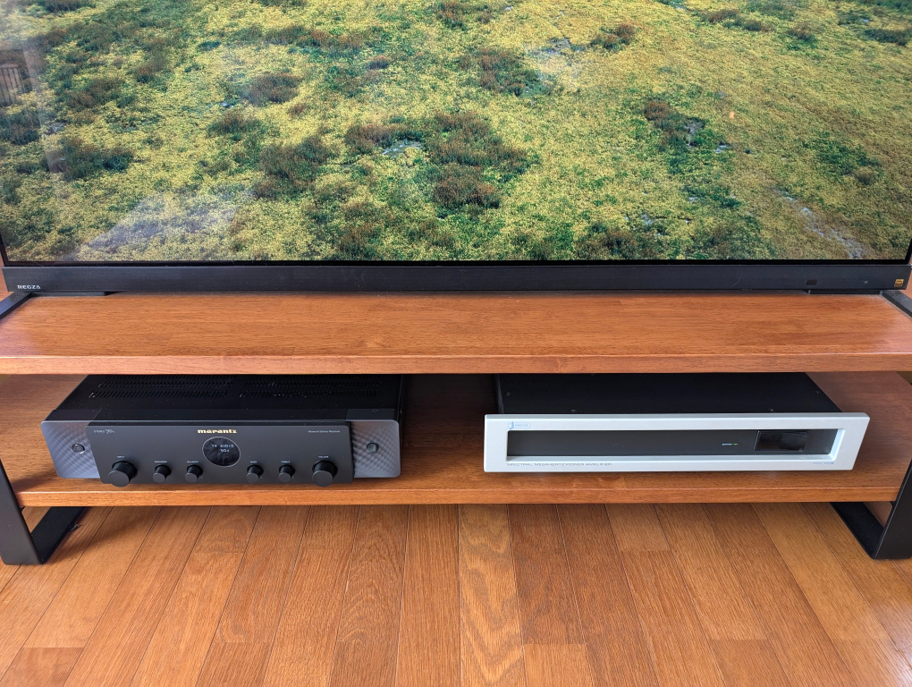 右がSpectral「DMA-100S Series2」。発熱が少なく狭いラックでも安心。左のマランツSTEREO 70sはプリアンプとして使用