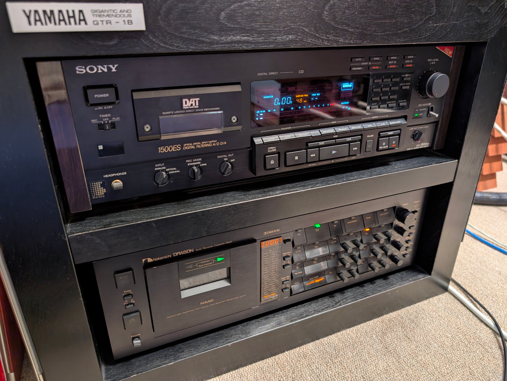上がソニーDTC-1500ES、下がナカミチDRAGON。国産オーディオ黄金期の象徴的テープデッキが揃い踏み