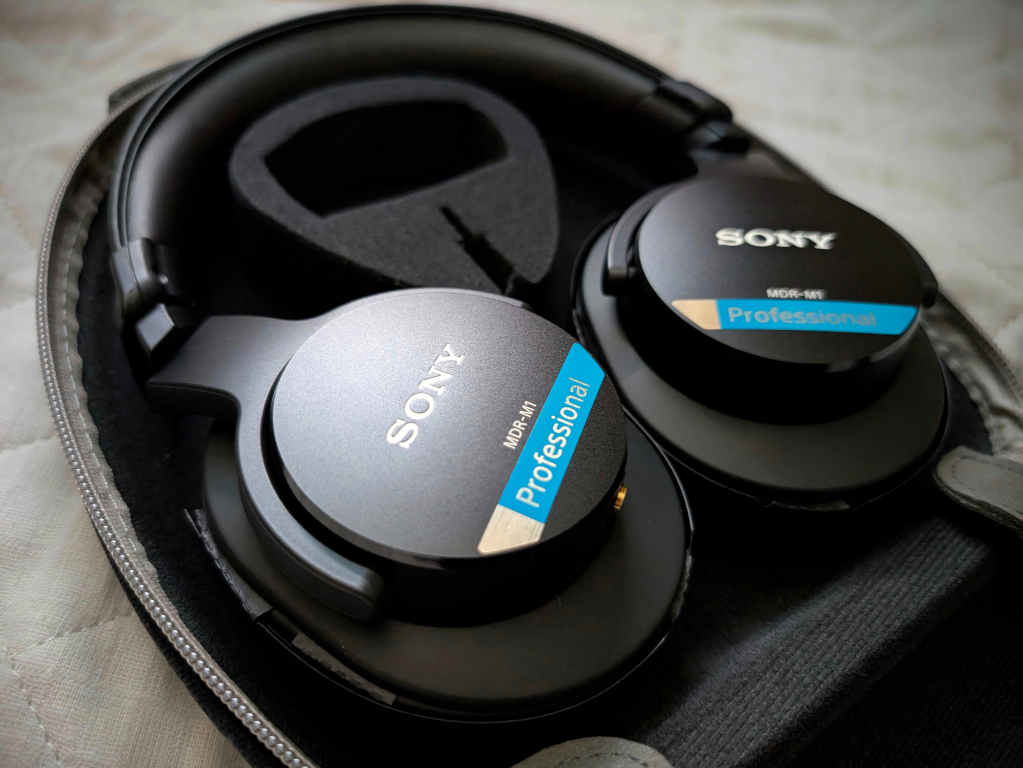 ソニー久々の会心作である「MDR-M1」は、キャリングケースに入れて出張先でも活躍中