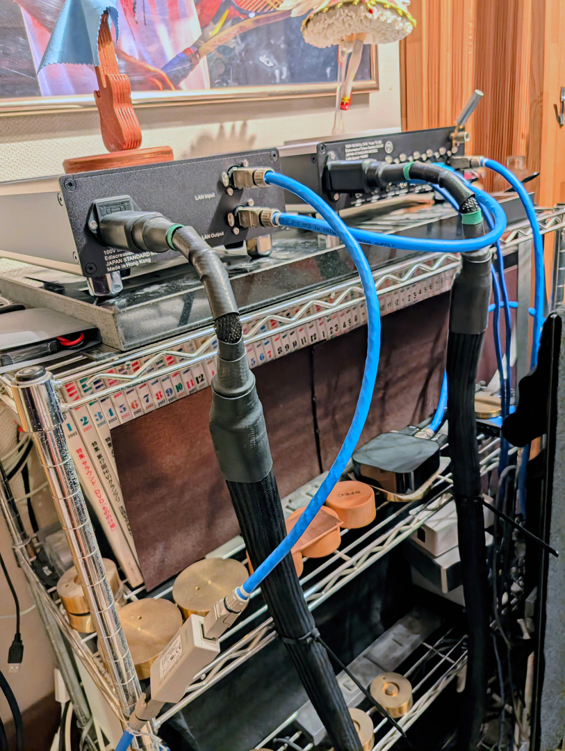 大蛇のようにのたうち回るケーブルをラックの最上段まで引き上げるという難工事に、途中何度も田口トモロヲの声が聞こえた