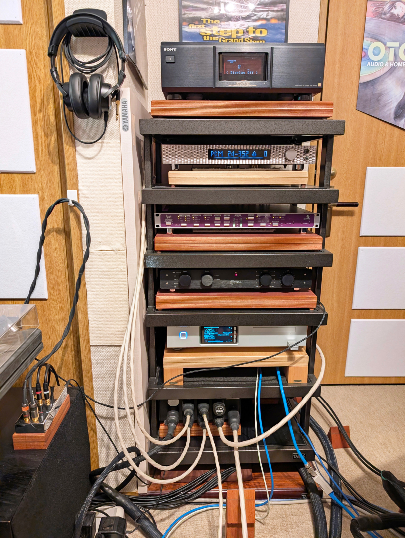 PSX-100は最終的にラックへ移動し、CD専用DACとして使用中。ハイレゾ系のMytek Manhattan DAC 2と使い分けている