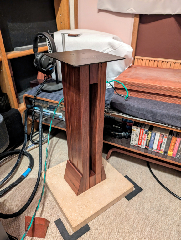 美しいデザインの「Stand MINIMA」は汎用スタンドとしても非常に優秀