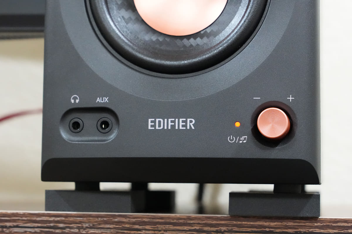 3.5mm AUX INとヘッドフォン出力をフロント側に持つ