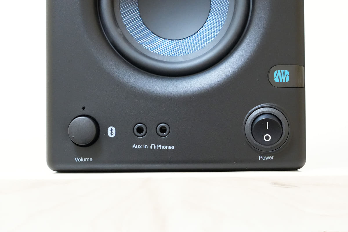 フロントには3.5mmヘッドフォン出力を備える