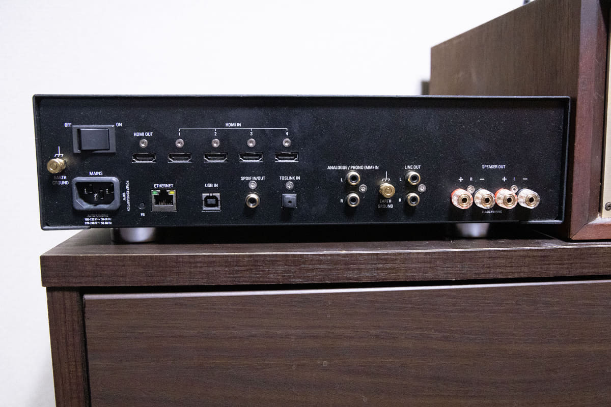MAJIK DSM/4のリアパネル。LAN端子のほか、USBやTOSといったデジタル入力端子、さらにアナログ入力端子にHDMIと、さまざまな機械が接続できます