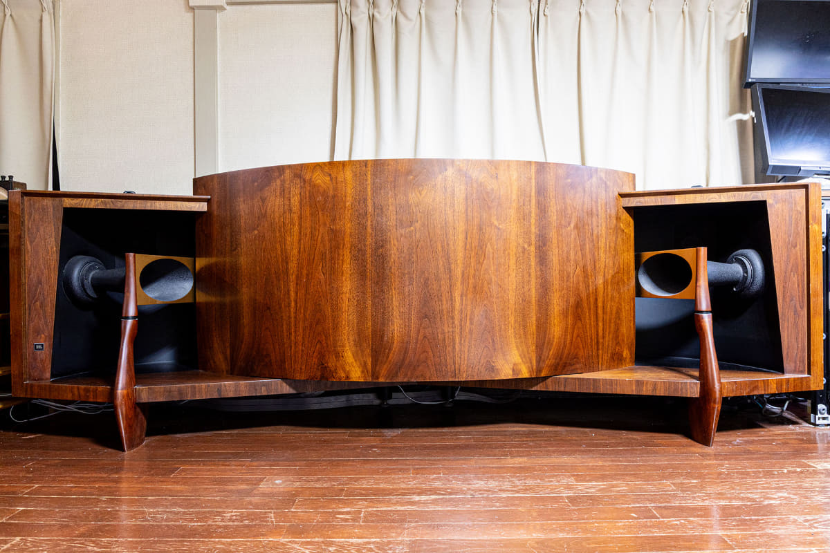 拙宅のパラゴン。横幅2.5メートルを超える、とにかくデカいスピーカーです……