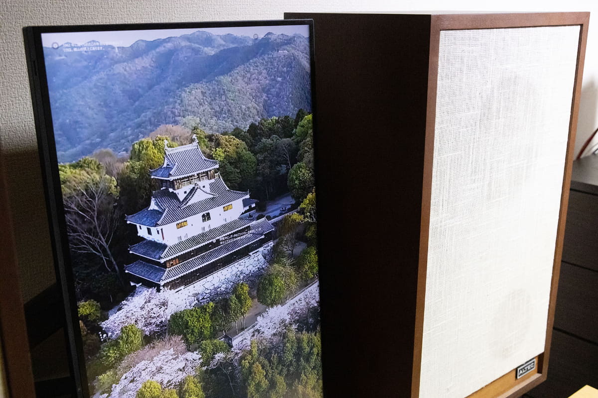 モニター画面は、スピーカーのフロントバッフルよりも後ろに設置しないと、音像が乱れるようです