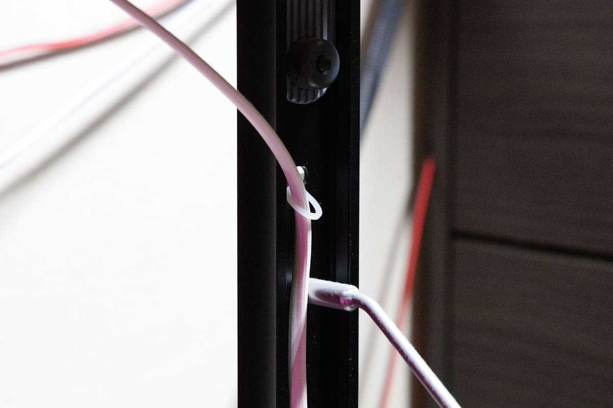 フレームの孔を使って、ケーブルを固定します