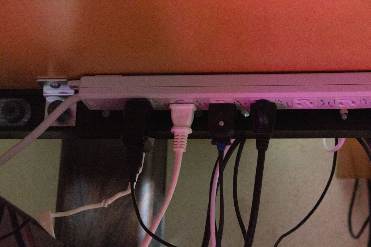 天板裏側にOAタップをネジ止め