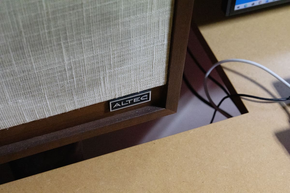 スピーカーと机が接触していない