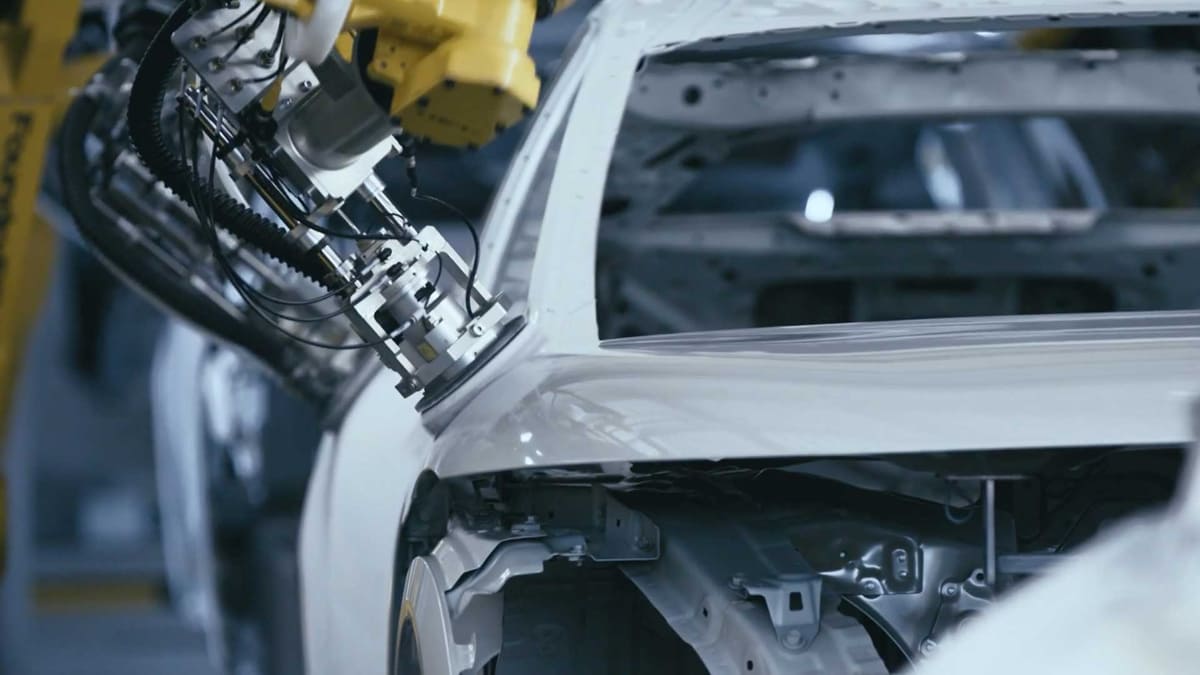 塗装工程に新規導入されたロボットがAFEELA 1の下地を磨いている様子