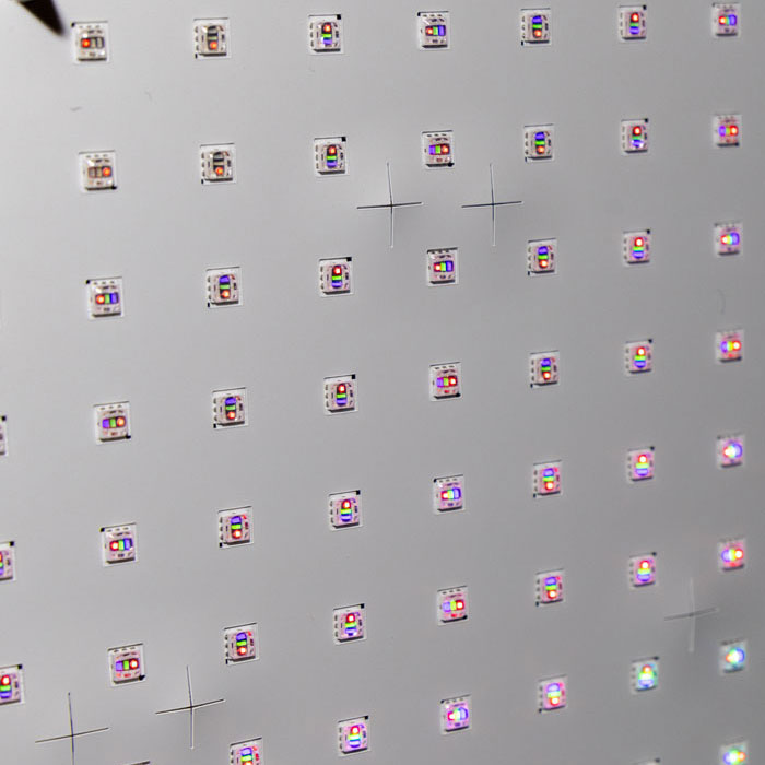 個別発光されるRGBに偏りがでないよう、RGB Mini LEDチップが90度単位で回転配置されているのが分かる