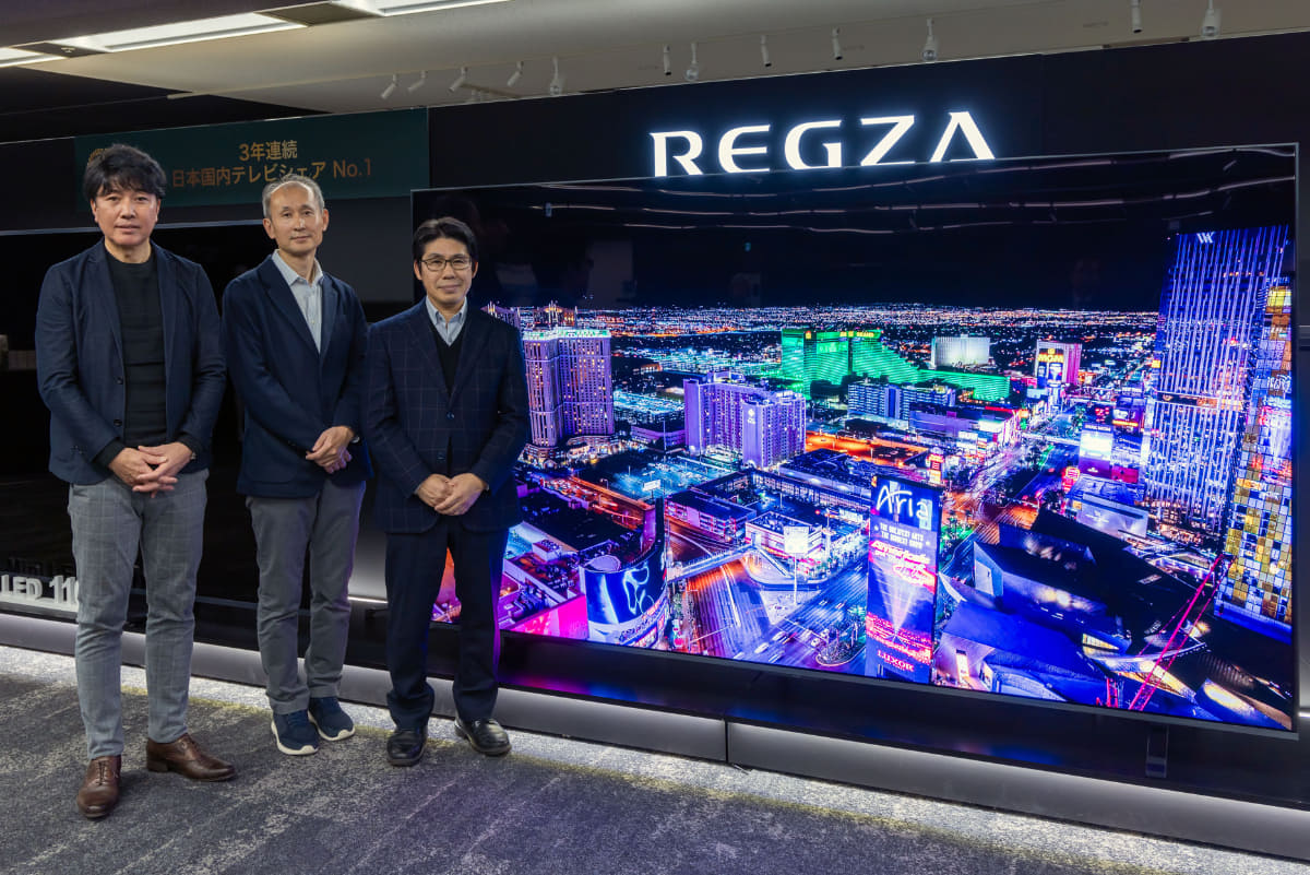 取材当日は、116ZX1Rの企画・開発に関わったTVS REGZA技術陣からもレクチャーを受けた。写真左から、TVS REGZA 商品企画部 シニア プロダクト プロデューサーの槇本修二氏、R&Dセンター ビジュアルコア技術ラボ グループ長の杉山徹氏、R&Dセンター副センター長の山内日美生氏