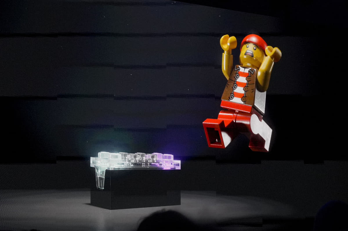 透明なブロックが「LEGO スマートプレイシステム」の中核である「スマートブロック」