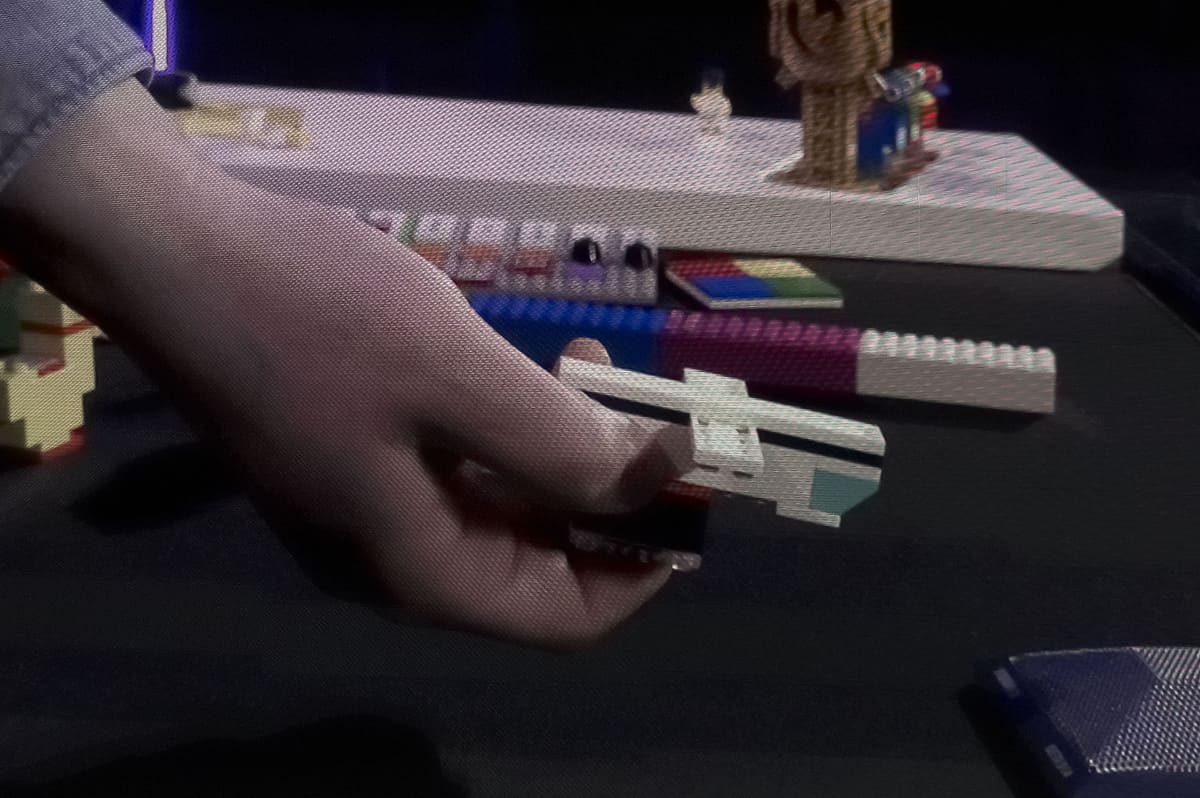 飛行機のかたちに組んだLEGOにスマートブロックをつけ、飛行機を飛ばすように「ブンドド」すると、角度や飛行姿勢に合わせて音の大きさや角度なども自由に変化する