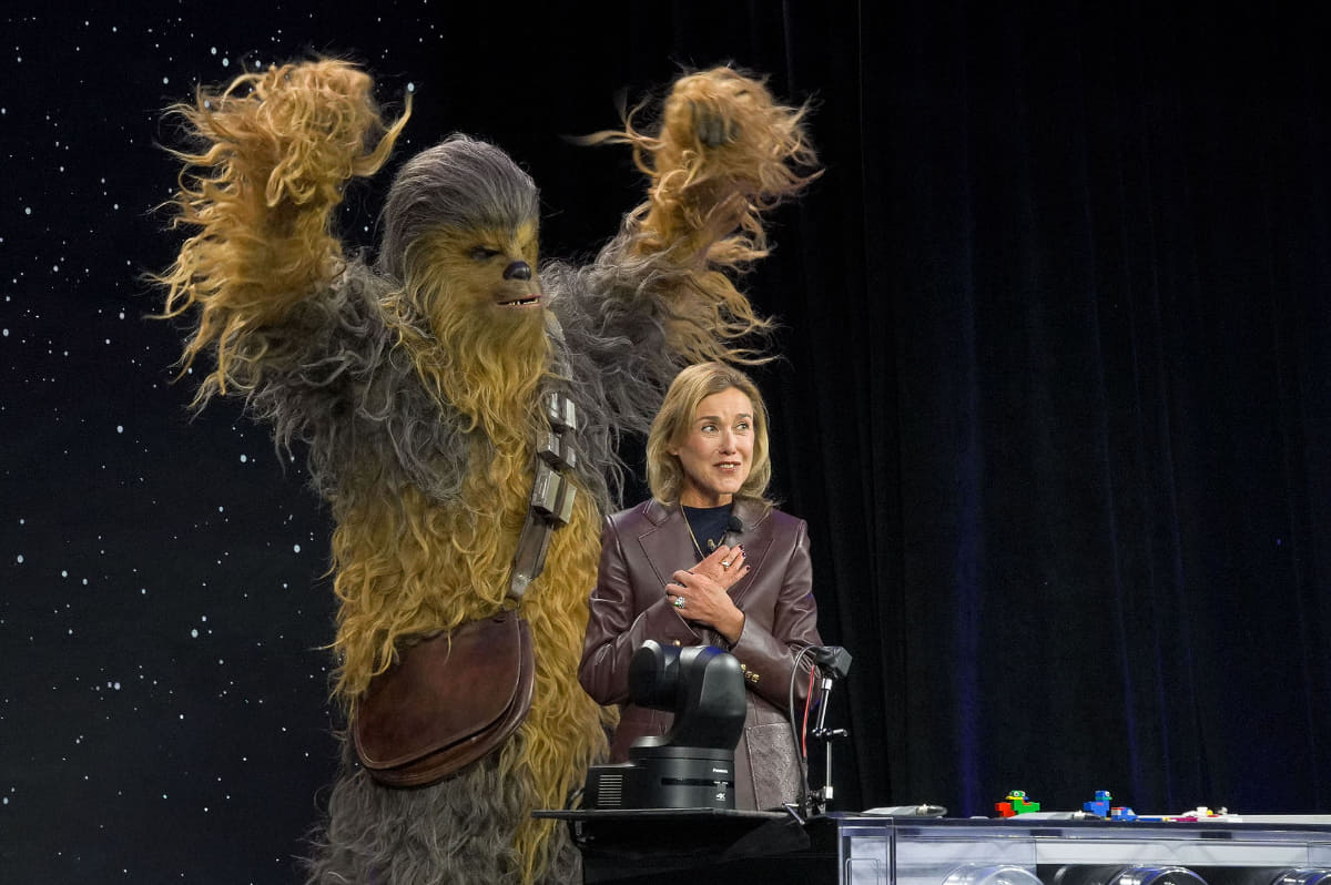 スター・ウォーズとのコラボ商品がまず発売に。発表会にはチュー・バッカも登場