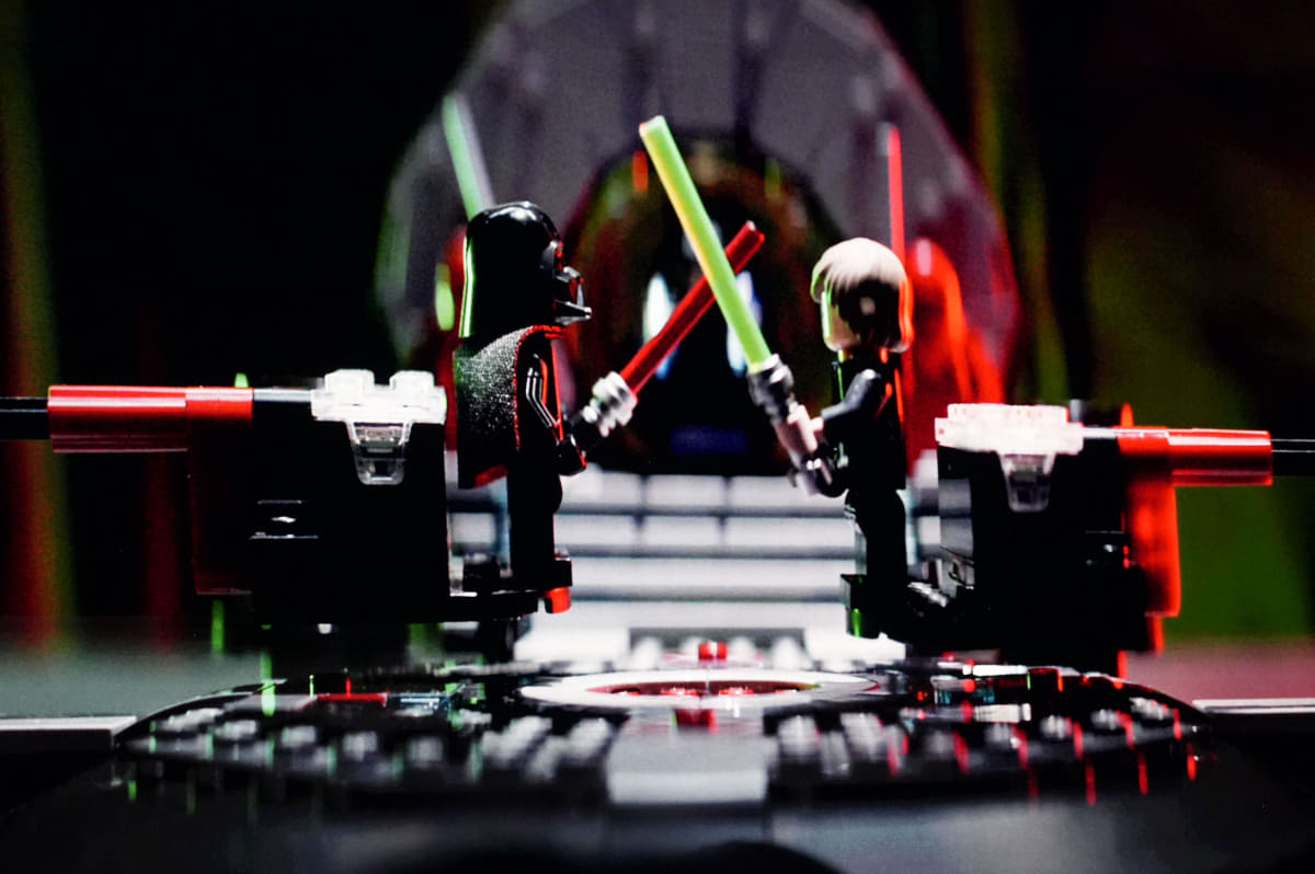 プロモビデオより。LEGOキットを組み上げた子どもがそのままスター・ウォーズの世界に入り込んで「ブンドド」する