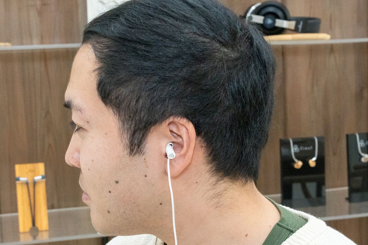 筐体は小さめなので、有線モデルだが寝ホンにも使える