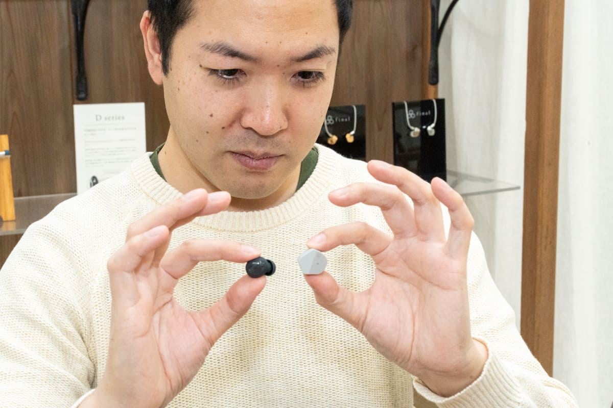 ZE3000 for ASMR(右)と比べるとZE500 for ASMR(左)は2周りくらい小さくて丸い