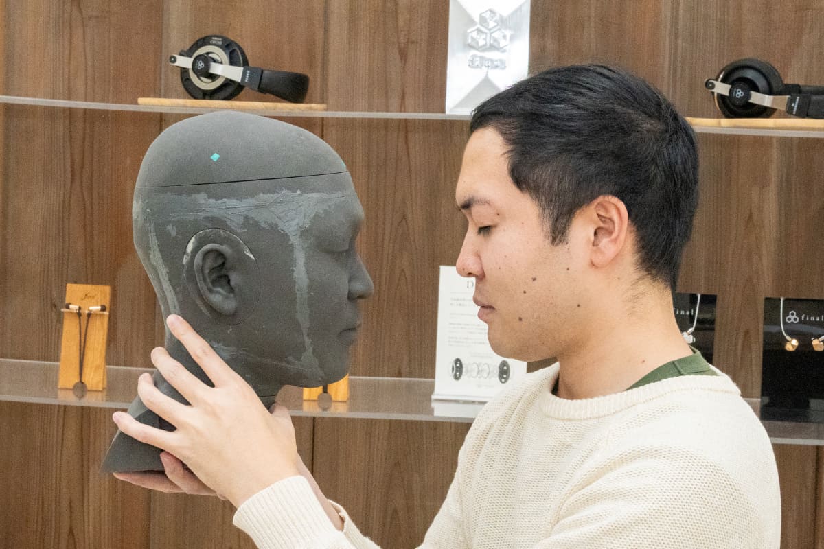 秋山氏は自分のダミーヘッドを作ってASMRの研究を続けるガチな研究員だ