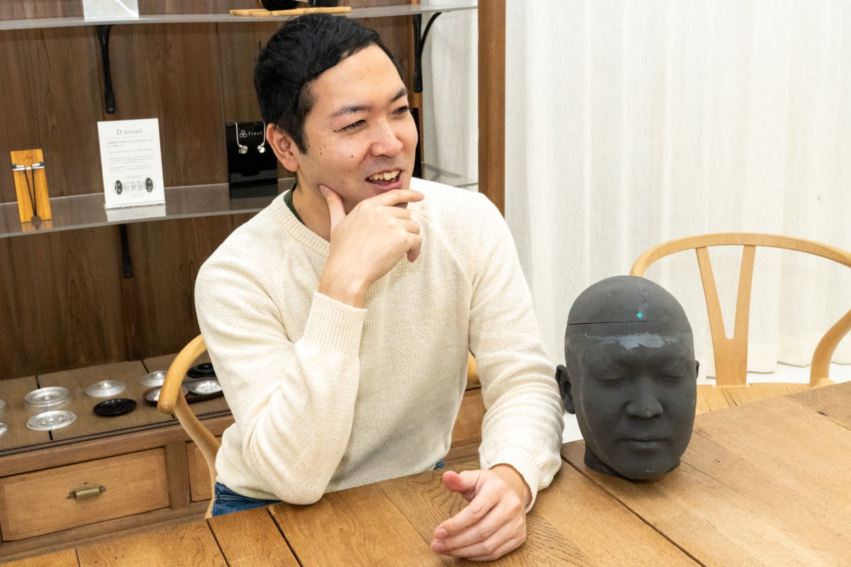 ASMRへアプローチできるのは音だけではないと様々な可能性を挙げる秋山氏
