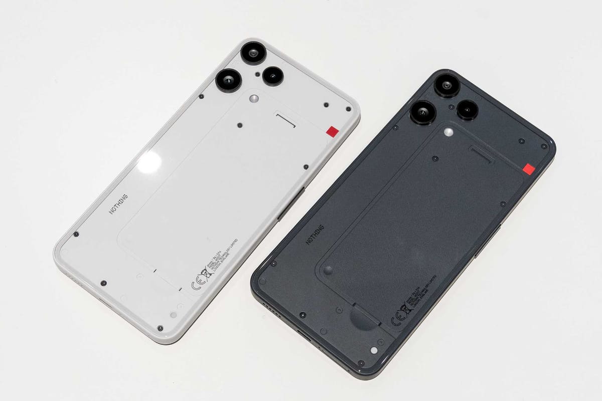 本体背面は硬質ガラスを使ったシースルーデザイン