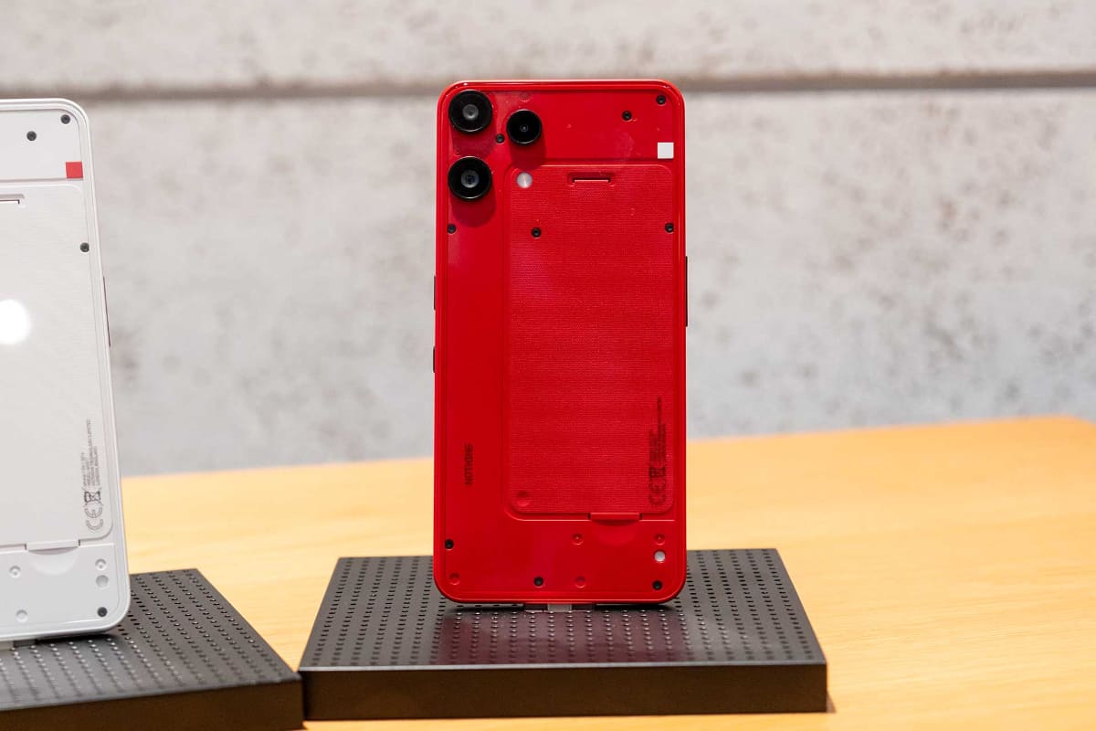 日本の楽天モバイル限定での取り扱いとなるレッドモデル。右上側のアクセントパーツは、他2カラーでは赤いが、レッドでは白に