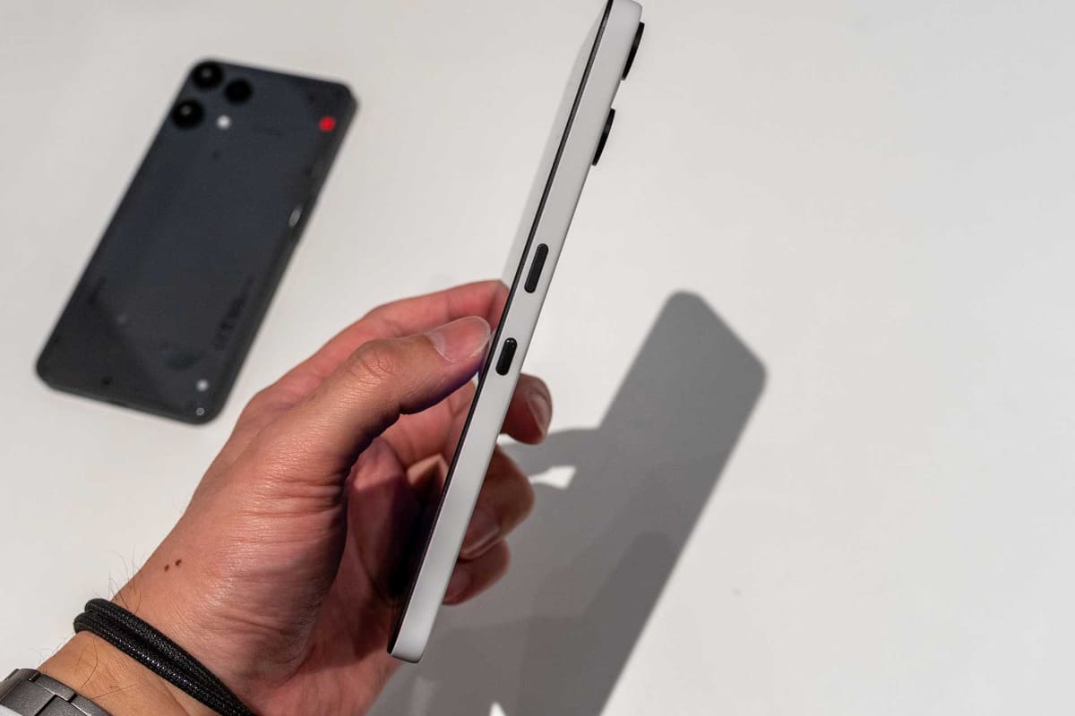 本体右側面に「Essential Key」(写真下側)を搭載