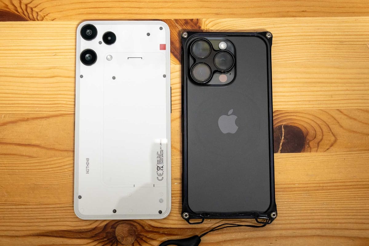 iPhone 16 Pro(右)と並べたところ