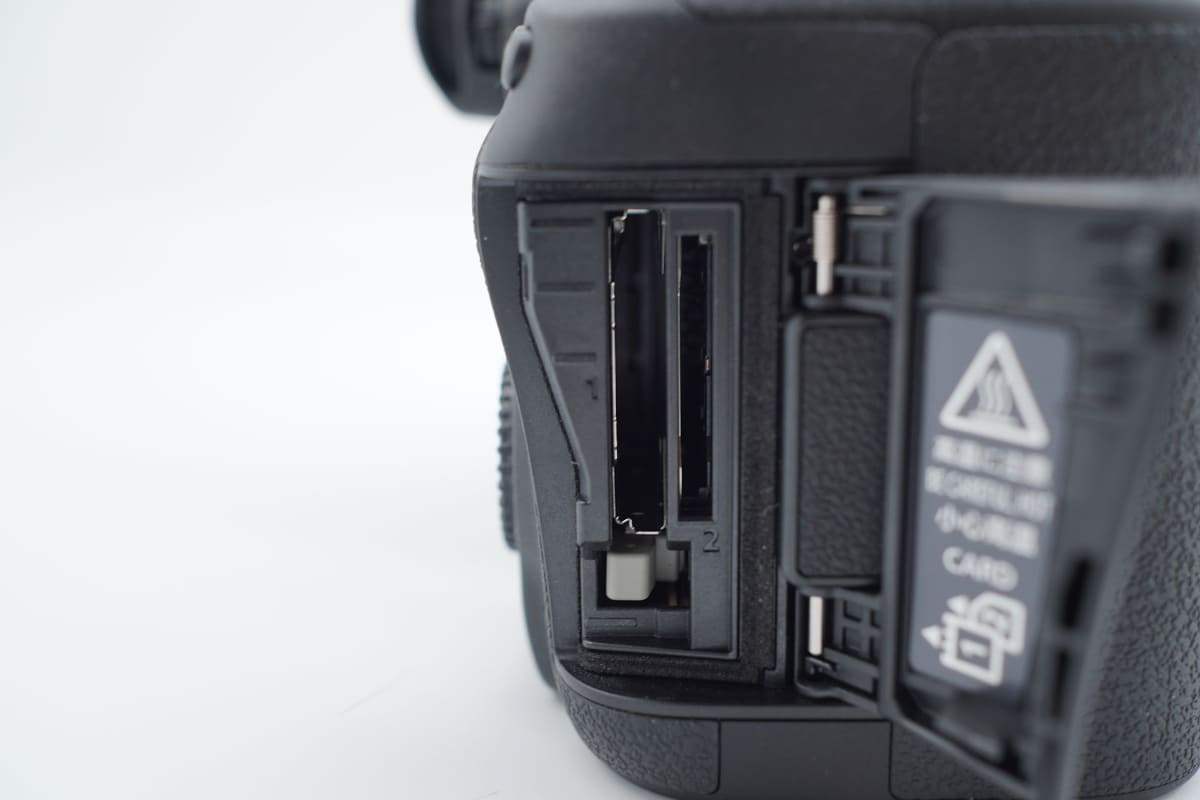 カードスロットはCFとSDカードのデュアル