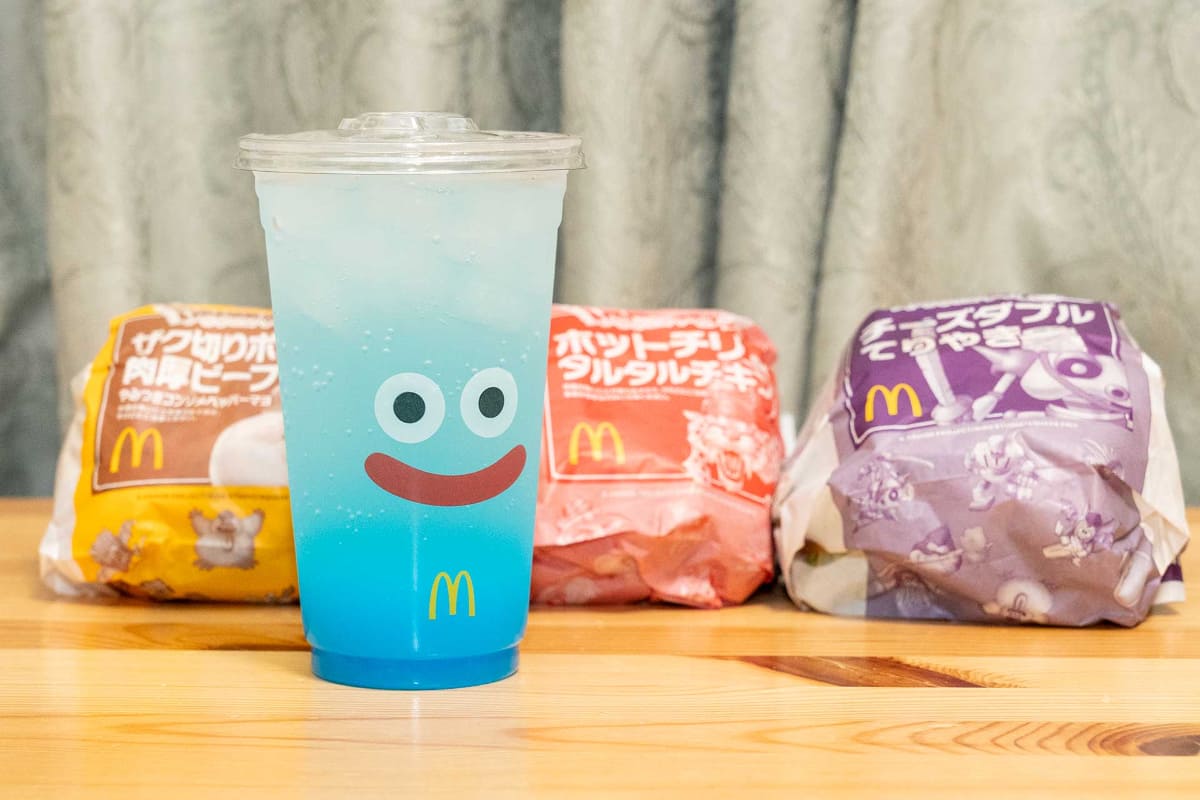 「マックフィズ 爽やかヨーグルトソーダ味」。コラボパッケージはまさにスライム