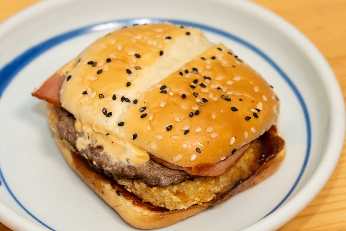 勇者の剣の剣筋をイメージしたというスリットが特徴のオリジナルバンズ