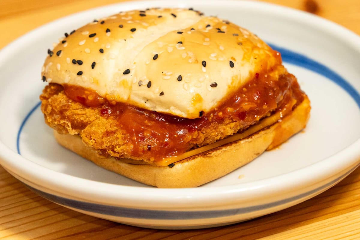 赤いソースがホットチリ。それなりに辛い