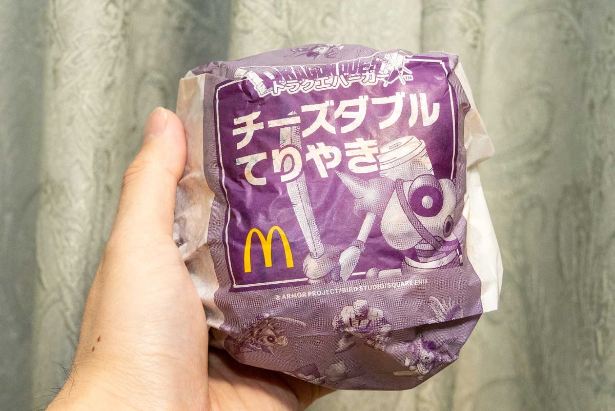 「チーズダブルてりやき」。ソースがたっぷりでパッケージが溢れんばかり