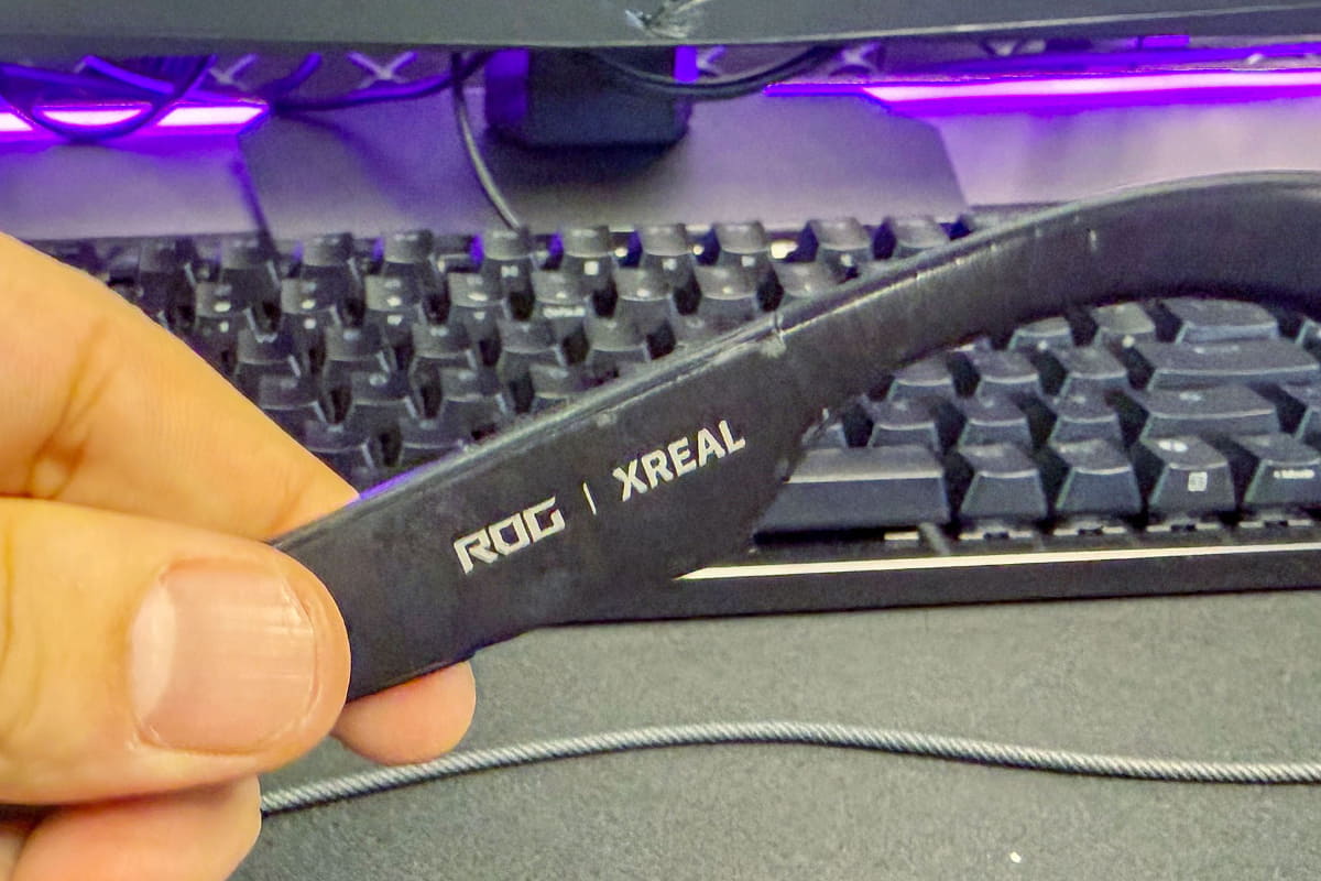 ロゴもROGとXREALのダブルブランド