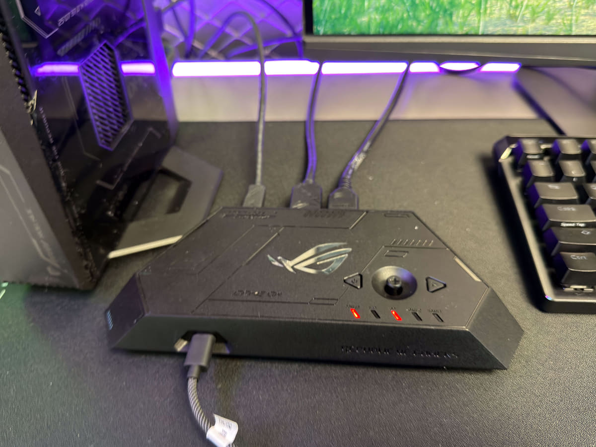 付属する「ROG Control Dock」。画質設定の他、デバイスを切り替える役割も持つ