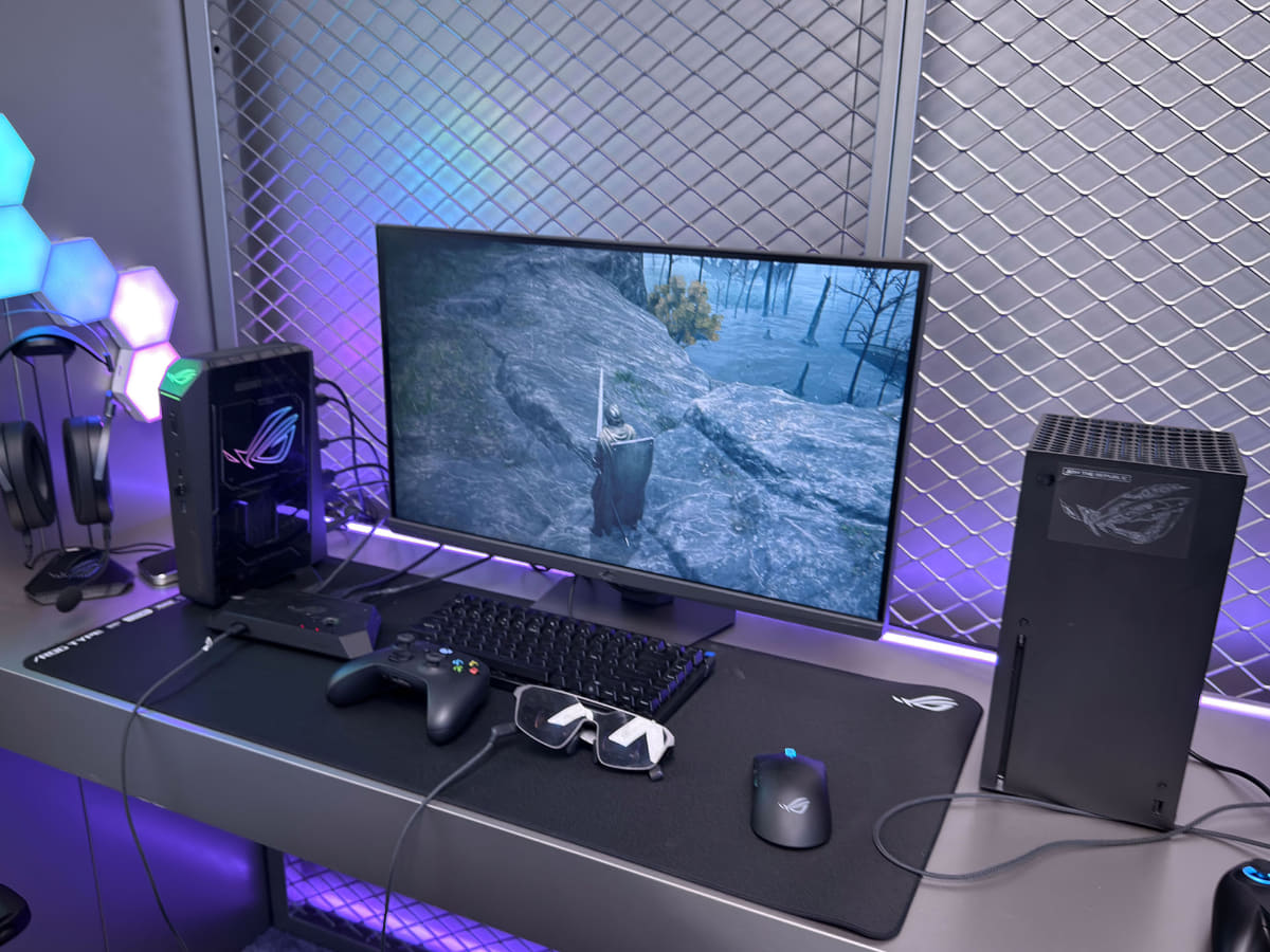 PC（左端）やゲーム機（右端、Xbox Series X）をROG Control Dockに同時につなぎ、切り替えて併用する