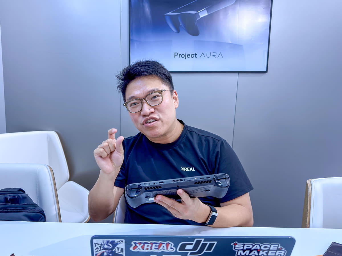 私物の「ROG Xbox Ally X」を見せながら、シューCEOは「3社連携」の強みをアピール